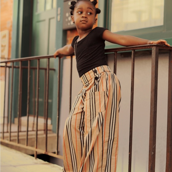 Girls' Burberry pants, worn once it's in Great condition - Picture 3 of 4